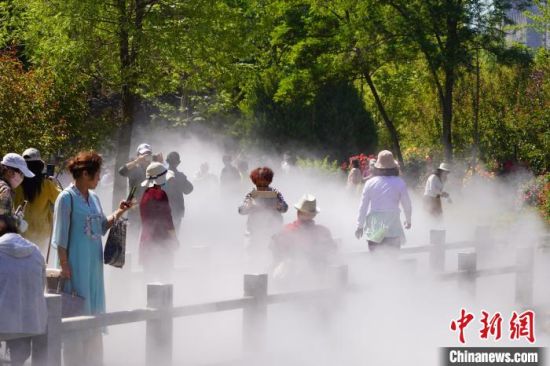 蘭州市寓言故事園化身“瑤池”仙境美景，吸引不少市民前來觀賞、拍照?！【琶赖┰?攝