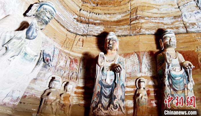 北石窟寺窟內(nèi)造像因受水顯得斑駁?！“瑧c龍 攝