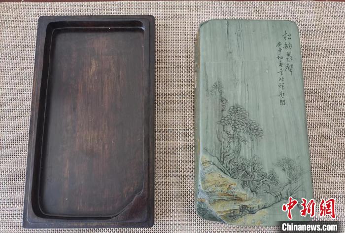 圖為甘肅甘南州洮硯藝人為提升洮硯文化內(nèi)涵，制作“一盒一拓”成品展示。(資料圖) 張婧 攝