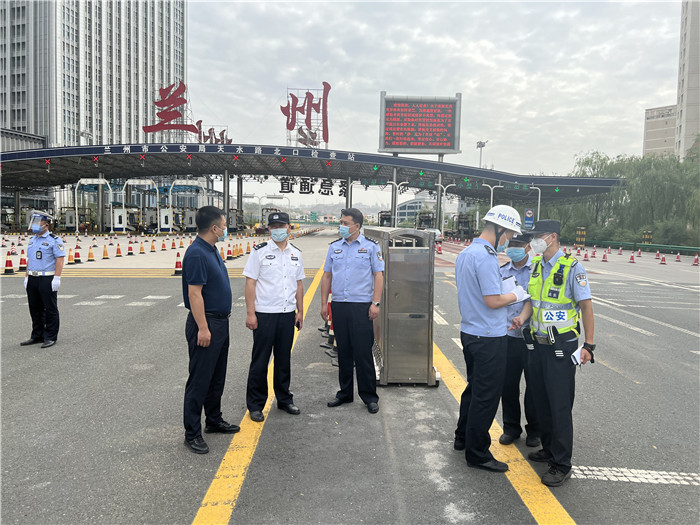 7月13日，蘭州市紀(jì)委監(jiān)委第四監(jiān)督檢查室聯(lián)合市紀(jì)委監(jiān)委派駐市公安局紀(jì)檢監(jiān)察組檢查環(huán)蘭檢查站疫情防控措施落實情況。.jpg