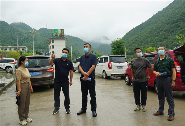 7月13日，隴南市徽縣紀(jì)檢監(jiān)察干部到嘉陵火車站督查疫情防控工作。張麗娟 攝.JPG