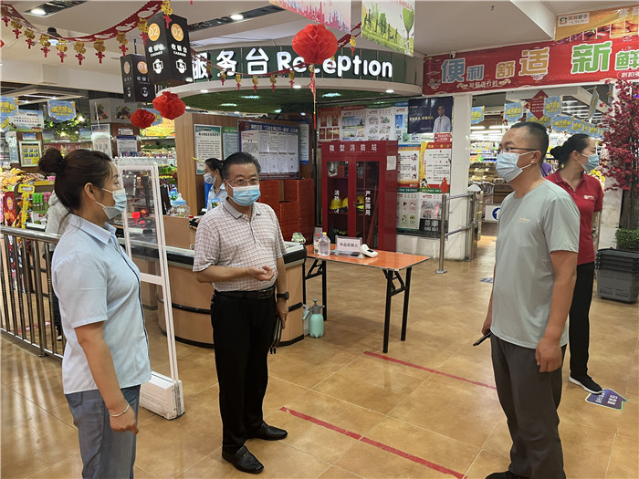 7月15日，酒泉市玉門市疫情防控督查組在隴商聯(lián)華超市監(jiān)督檢查疫情防控措施落實情況。 .jpg