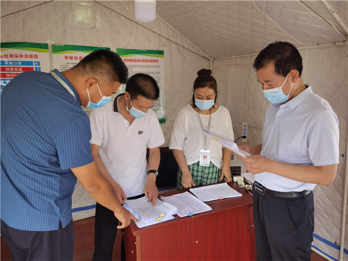 7月18日，慶陽市紀(jì)委監(jiān)委督查組在慶陽汽車北站了解來慶返慶人員信息登記、四級網(wǎng)格落實等疫情防控措施落實情況。 張霖森 攝.jpg
