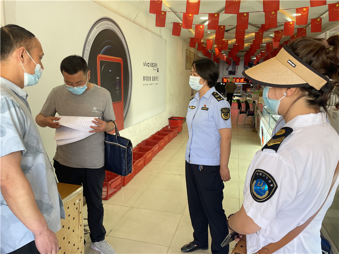 7月20日，定西市漳縣紀(jì)委監(jiān)委駐縣衛(wèi)生健康局紀(jì)檢監(jiān)察組抽調(diào)縣市場監(jiān)管局、衛(wèi)建局工作人員,深入新寺鎮(zhèn)萬家超市查看人員出入登記、環(huán)境消殺等。 蔣湘濤 攝.jpg