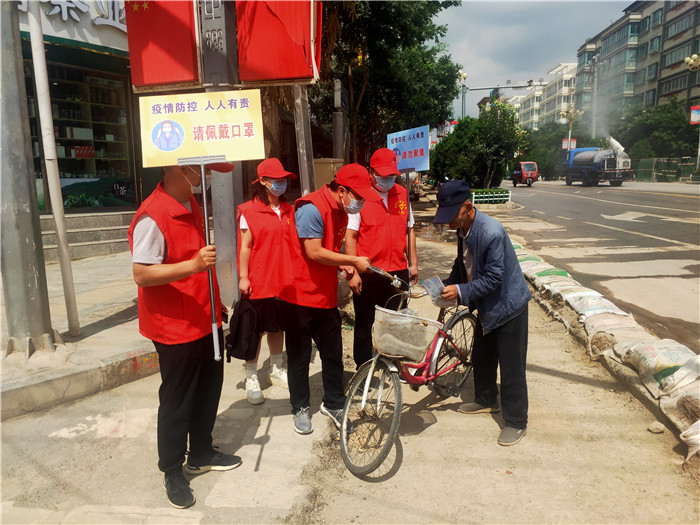7月21日，定西市通渭縣紀(jì)委監(jiān)委機(jī)關(guān)志愿者在城區(qū)開展“不聚集、戴口罩”志愿活動。.jpg