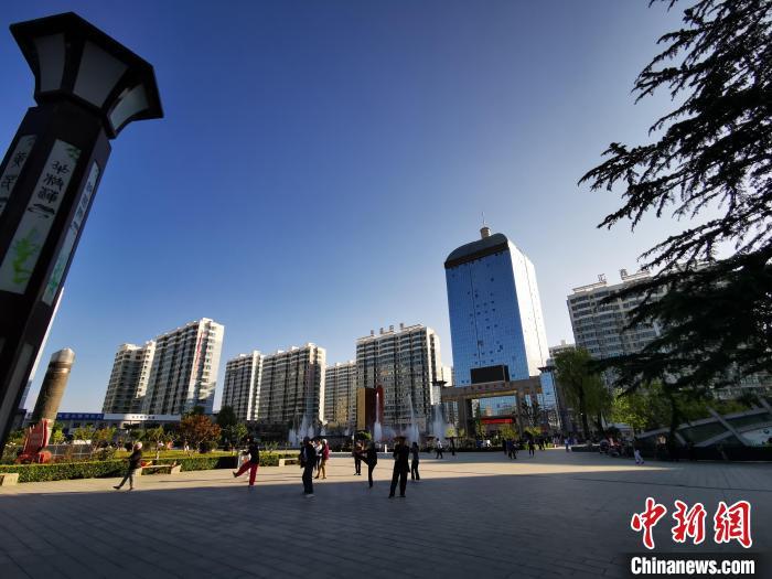 2020年7月12日，甘肅省定西市隴西縣城廣場(chǎng)，居民在晨練。(資料圖) 殷春永 　攝