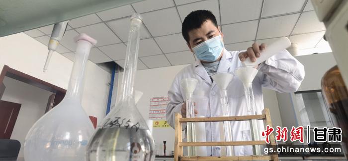 圖為甘肅科技集團(tuán)化工研究院有限責(zé)任公司工作人員正在做實驗。魏建軍 攝