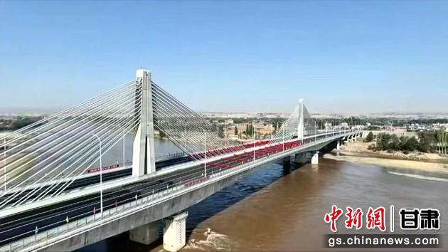圖為靖遠(yuǎn)金灘黃河大橋航拍圖。靖遠(yuǎn)縣委宣傳部供圖