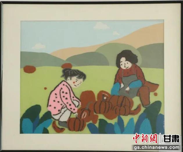 嘉峪關(guān)市新城鎮(zhèn)新城村農(nóng)業(yè)產(chǎn)業(yè)園區(qū)內(nèi)，母女兩人在摘南瓜。刺繡 馬艾米乃 繡稿 敬紅霞
