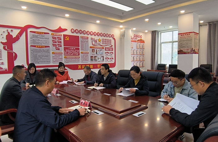 10月19日，康縣紀(jì)委監(jiān)委組織部分班子成員，辦公室、信訪室、案管室、審理室、紀(jì)檢監(jiān)察室等相關(guān)工作人員開(kāi)展黨的二十大報(bào)告專題討論。.jpg