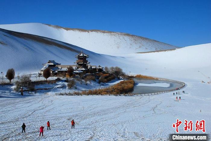 敦煌市鳴沙山月牙泉雪景如畫。(資料圖) 張曉亮 　攝