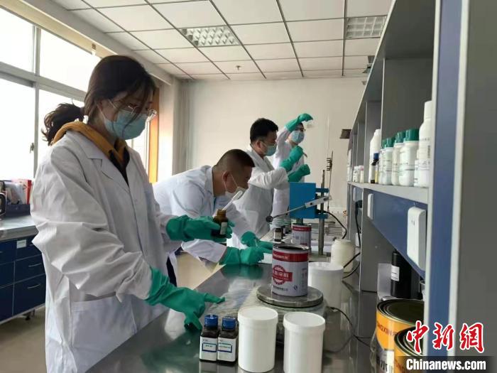 圖為肖菲(前一)帶領(lǐng)團(tuán)隊(duì)研發(fā)水性涂料。(資料圖) 受訪者供圖