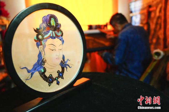 圖為劉云帆所創(chuàng)作的敦煌元素刺繡作品。 中新社發(fā) 謝秉錫 攝