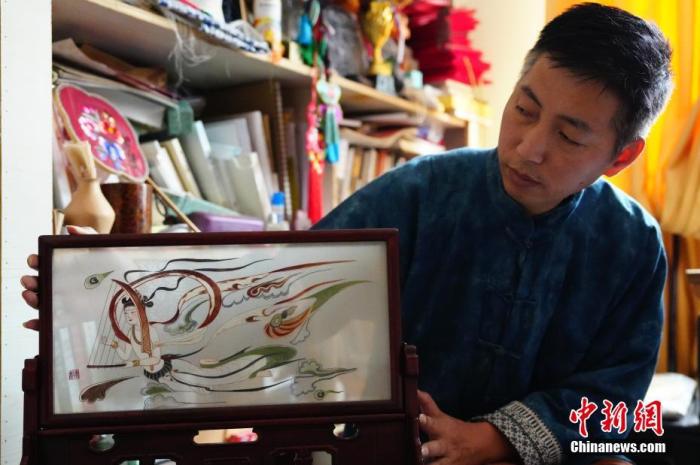圖為劉云帆展示敦煌元素的刺繡作品。 中新社發(fā) 謝秉錫 攝