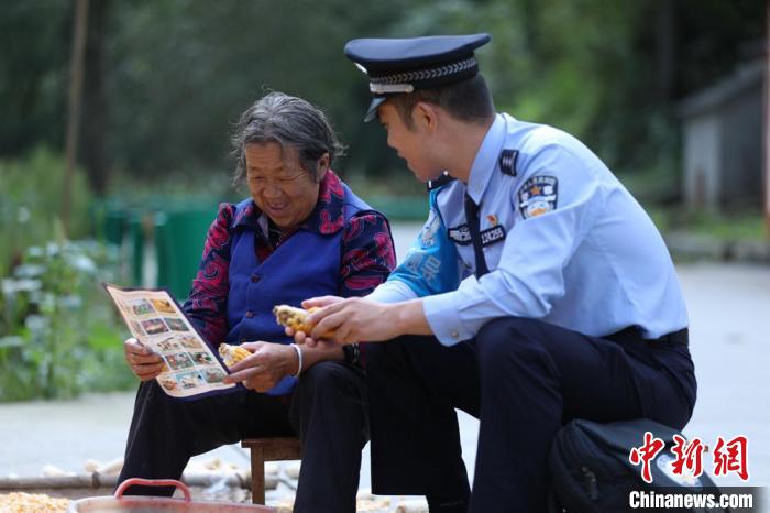 圖為民警背警務(wù)小包給民眾宣講政策。(資料圖) 甘肅省公安廳供圖