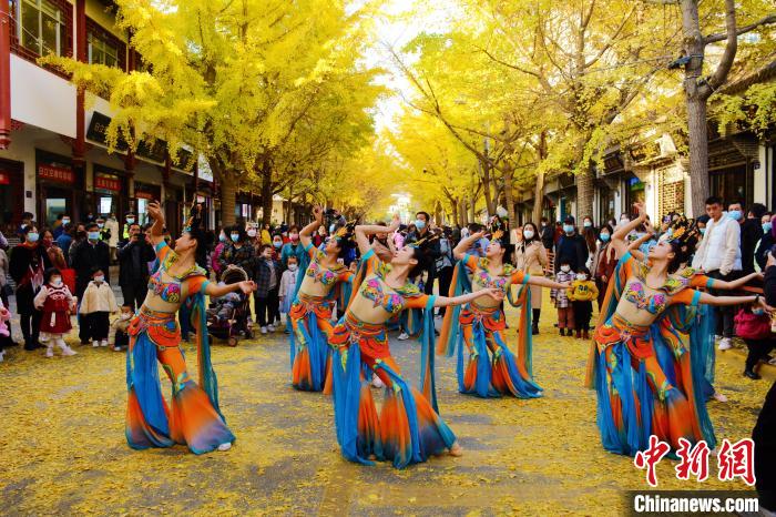圖為秦州區(qū)文旅局組織的舞蹈隊(duì)帶來(lái)的舞蹈《絲路》?！∏刂輩^(qū)委宣布供圖