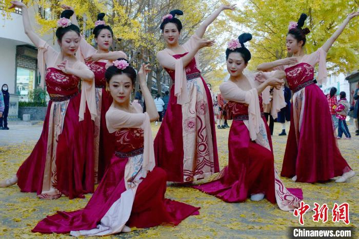圖為秦州區(qū)文旅局組織的舞蹈隊(duì)帶來(lái)的舞蹈《醉太平》。　秦州區(qū)委宣布供圖