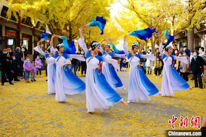 圖為秦州區(qū)文旅局組織的舞蹈隊(duì)帶來(lái)的舞蹈《萬(wàn)疆》?！∏刂輩^(qū)委宣布供圖