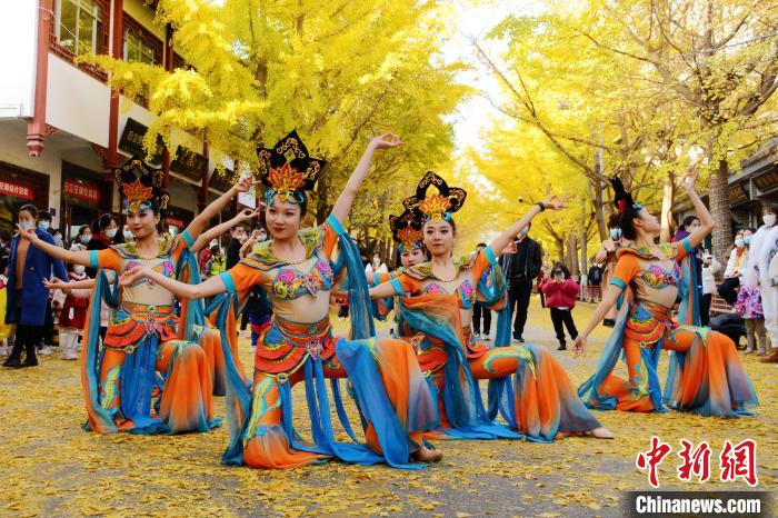 圖為秦州區(qū)文旅局組織的舞蹈隊(duì)帶來(lái)的舞蹈《絲路》?！∏刂輩^(qū)委宣布供圖