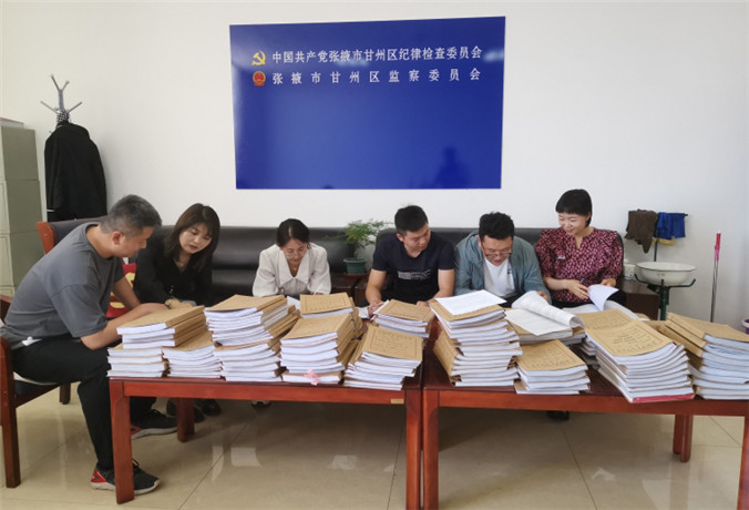 甘州區(qū)紀(jì)檢監(jiān)察干部會同財政、審計工作人員開展玉米制種款管理使用清查工作.jpg
