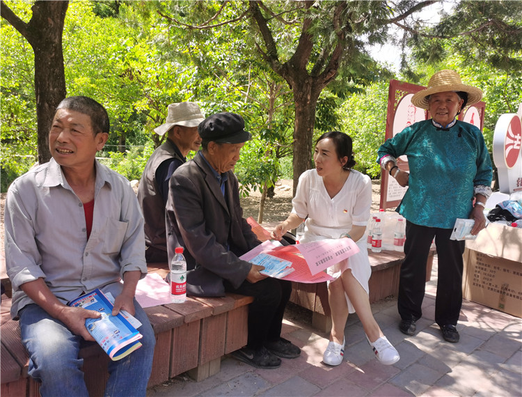 5.宕昌縣新城子藏族鄉(xiāng)紀(jì)委開展信訪舉報(bào)宣傳，幫助廣大基層黨員干部提高黨紀(jì)法規(guī)意識.jpg