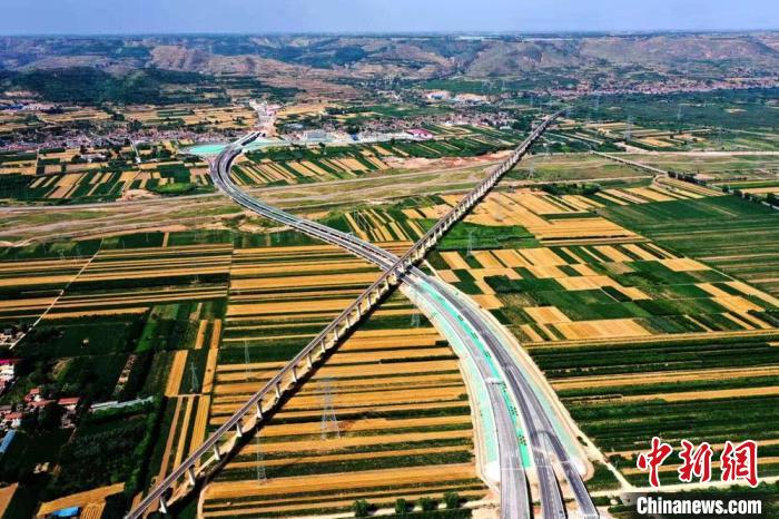 圖為甘肅境內(nèi)的高速公路。(資料圖) 甘肅省交通運(yùn)輸廳供圖