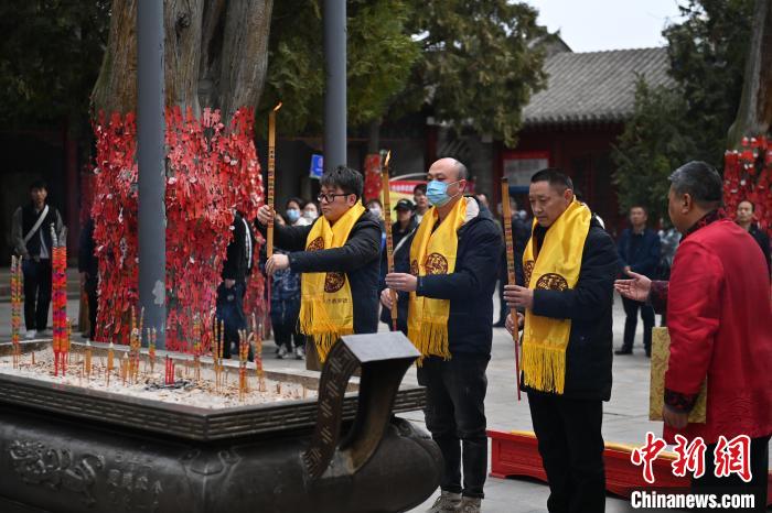 在甘肅天水市伏羲廟內(nèi)，參祭者雙手持香，祭拜人文始祖伏羲?！±顏嘄?攝