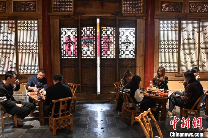圖為甘肅天水市秦州區(qū)平南鎮(zhèn)蘇灣村民俗莊園內(nèi)的“圍爐煮茶”網(wǎng)紅打卡點(diǎn)。(資料圖) 李亞龍 攝