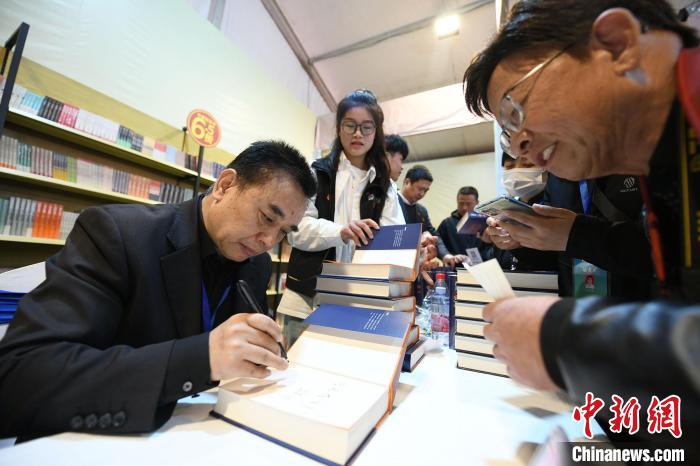 圖為作家王躍文現(xiàn)場簽名售書?！×赫赵?攝
