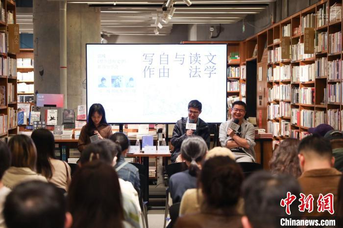 《至少還有文學(xué)》推出：在今天，我們?yōu)槭裁催€需要文學(xué)？