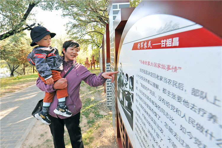 嘉峪關(guān)市紀(jì)委監(jiān)委通過實施“政治鑄廉、教育促廉、文化育廉、陣地助廉、監(jiān)督固廉”等“五廉”行動，深入推進新時代廉潔文化建設(shè)。圖為市民在迎賓湖絲路廉潔文化主題公園“勤廉楷模墻”接受廉潔文化教育。.jpg