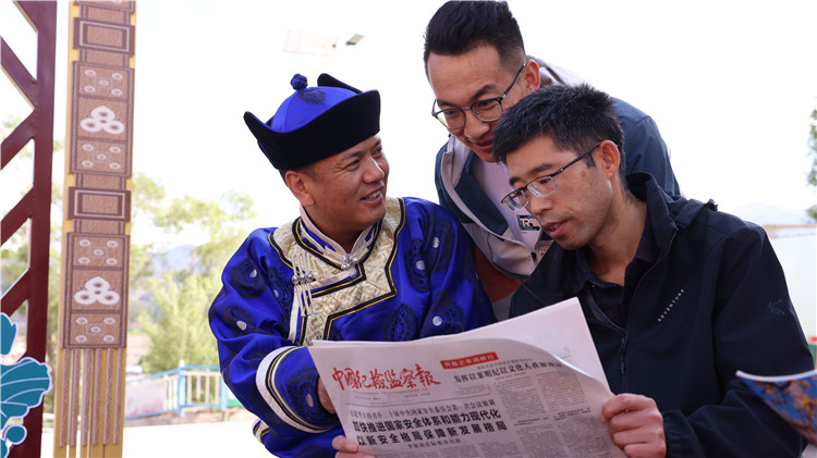 2023年6月8日，甘肅省張掖市肅南裕固族自治縣紅灣寺鎮(zhèn)紀(jì)委工作人員在一小區(qū)廉政文化主題廣場與社區(qū)居民拉家常，宣傳廉潔知識，共話廉潔文化.jpg