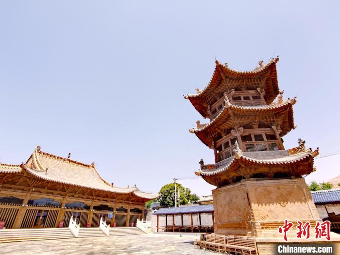 圖為阿河灘清真寺局部?！?zhí)砀?攝