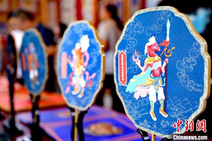 圖為唐卡延伸產(chǎn)品?！⊙Φ?攝