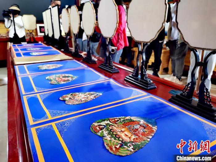 圖為唐卡延伸產(chǎn)品?！?zhí)砀?攝