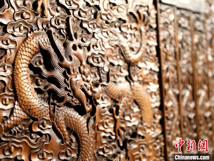 圖為青海永錄民俗博物館內(nèi)珍藏的中式家具細(xì)節(jié)展示?！⊙Φ?攝