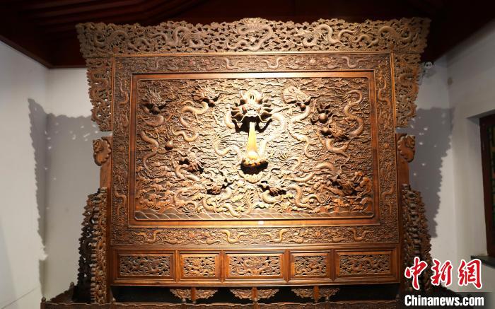圖為青海永錄民俗博物館內(nèi)珍藏的中式家具?！⊙Φ?攝