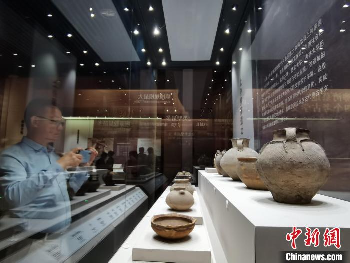 圖為河湟文化博物館展陳的陶器?！?zhí)砀?攝