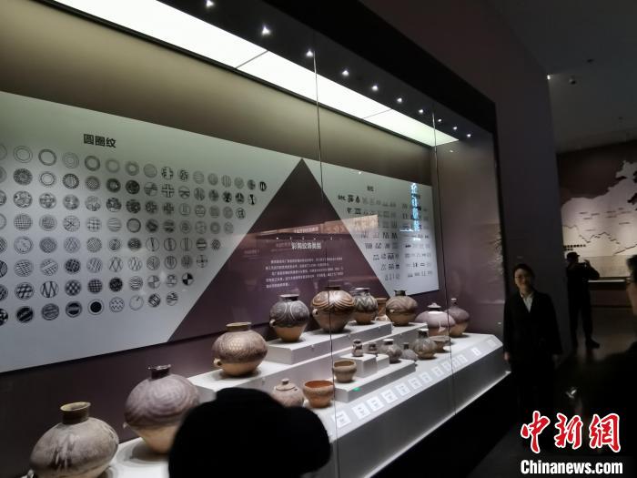 圖為河湟文化博物館展示的當地出土彩陶的紋飾類別?！?zhí)砀?攝