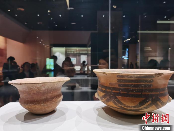圖為河湟文化博物館展陳的陶器?！?zhí)砀?攝