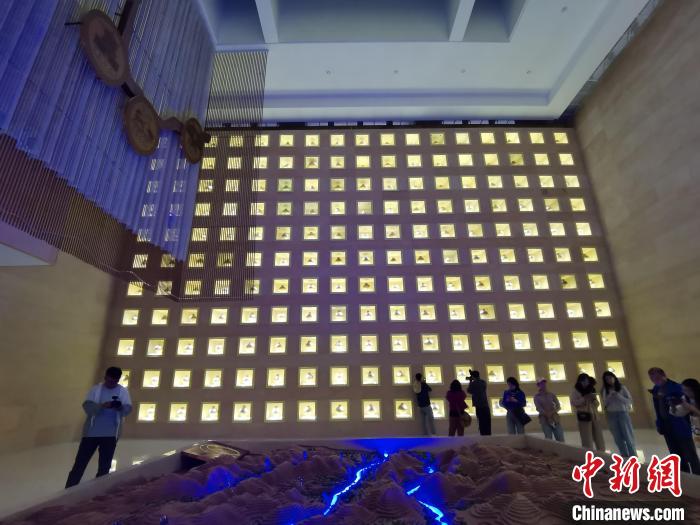 圖為河湟文化博物館序廳的左右彩陶墻放置的374件彩陶?！?zhí)砀?攝