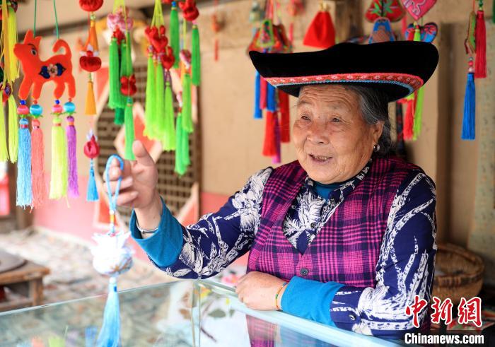圖為土族繡娘展示繡品。　薛蒂 攝