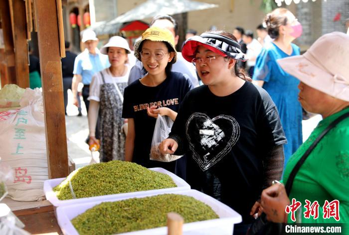 圖為民眾購買青海特色小吃?！⊙Φ?攝