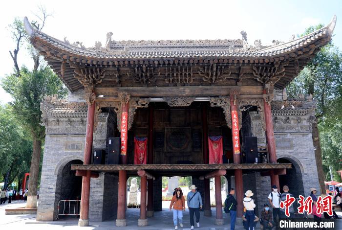 圖為平安驛·河湟民俗文化體驗地的戲樓?！⊙Φ?攝