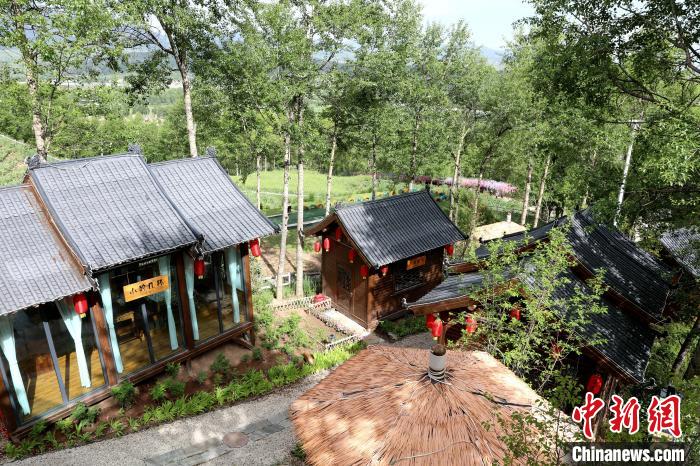 圖為景區(qū)內依山而建的民宿?！⊙Φ?攝