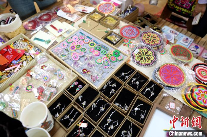 圖為盤繡作品?！⊙Φ?攝