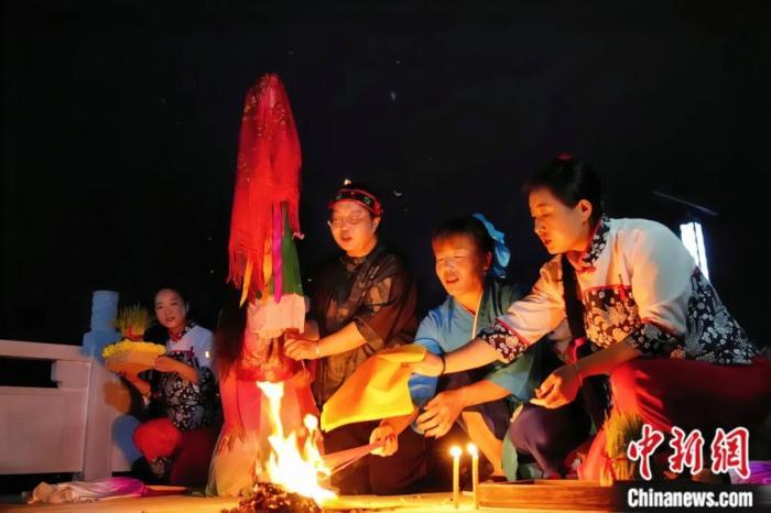 持續(xù)七天八夜的乞巧節(jié)正在西漢水上游的甘肅省西和縣進行。西和縣姜席鎮(zhèn)晚霞湖畔，民眾“巧頭”點蠟、炷香、焚裱紙、跪拜，準備將“巧娘娘”請進院。魏朵朵 攝
