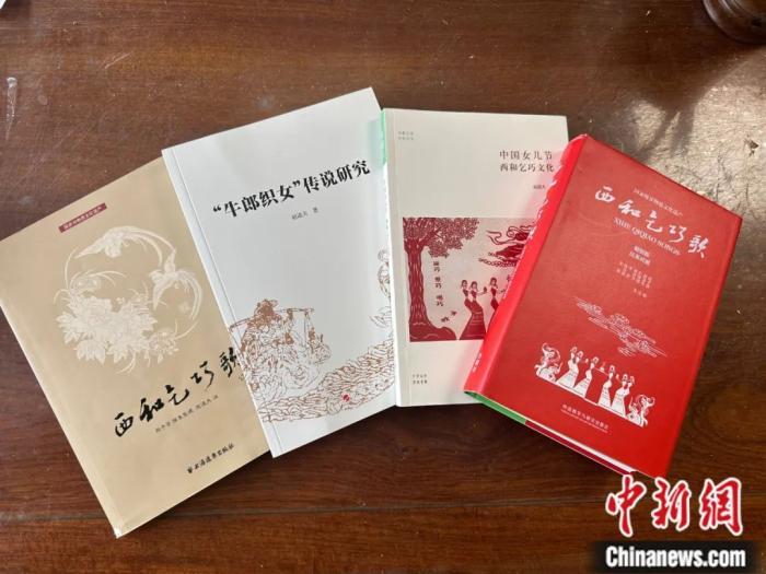 為保護傳承流傳千年的乞巧節(jié)，諸多乞巧節(jié)相關(guān)著作出版面世。閆姣 攝