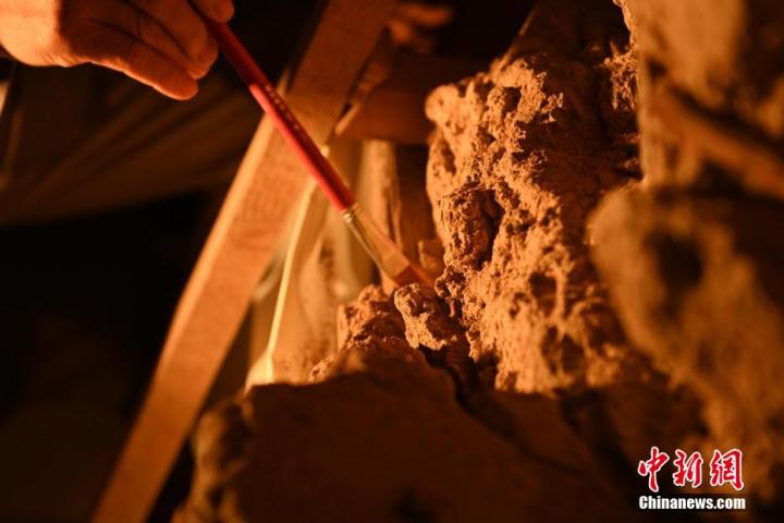 8月25日，文物修復(fù)師牟常有進行文物修復(fù)工作。