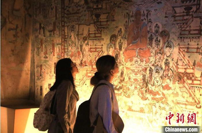 2023年8月27日，游客在甘肅省敦煌市博物館參觀文物展。張曉亮 攝(資料圖)